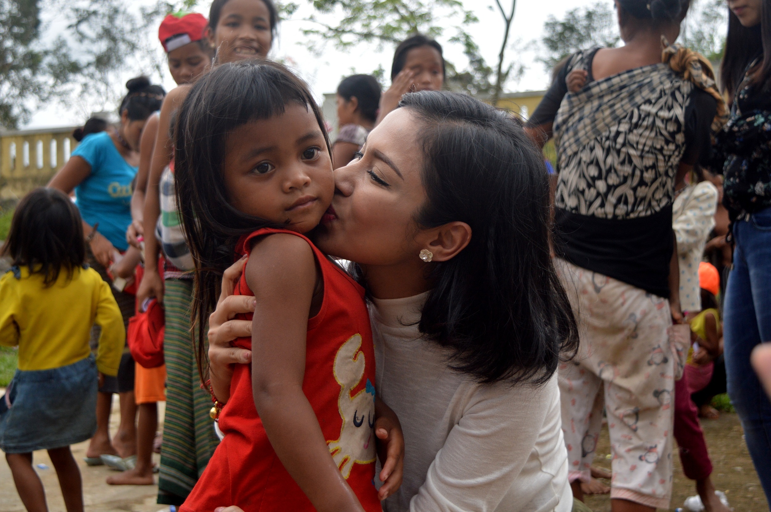 Viet Trinh om hon tre con Aem trong chuyen tu thien vung bao Quang Binh anh 3