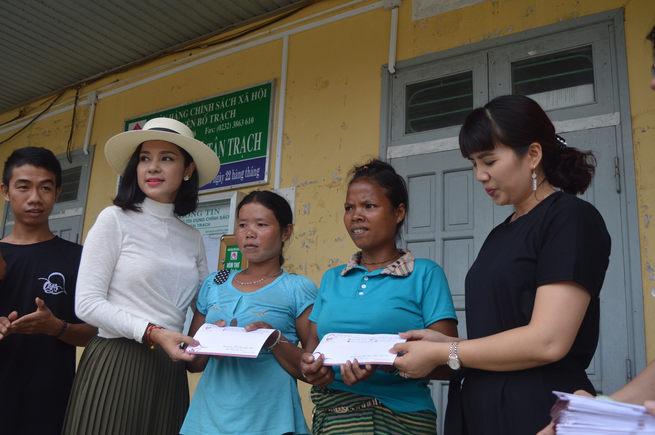 Viet Trinh om hon tre con Aem trong chuyen tu thien vung bao Quang Binh anh 2