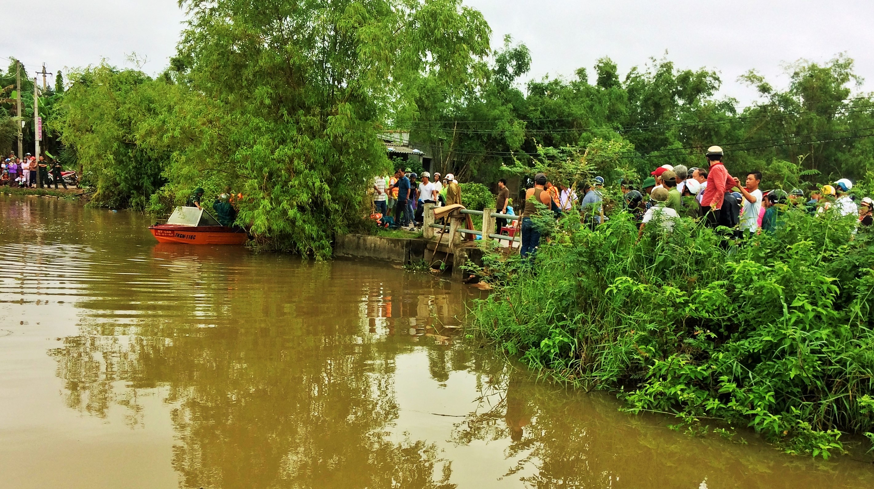 Tim thay thi the nam sinh lop 10 sau gan 2 ngay bi nuoc cuon troi hinh anh