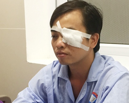 Bac si bi danh truoc cua phong cap cuu hinh anh