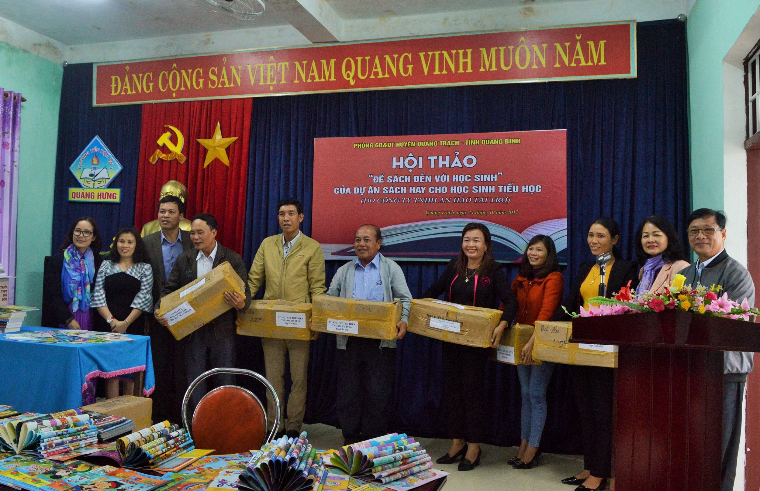 Hoi xuat ban Viet Nam tang hon 10.000 cuon sach va tap chi cho hoc sinh tieu hoc Quang Binh anh 1