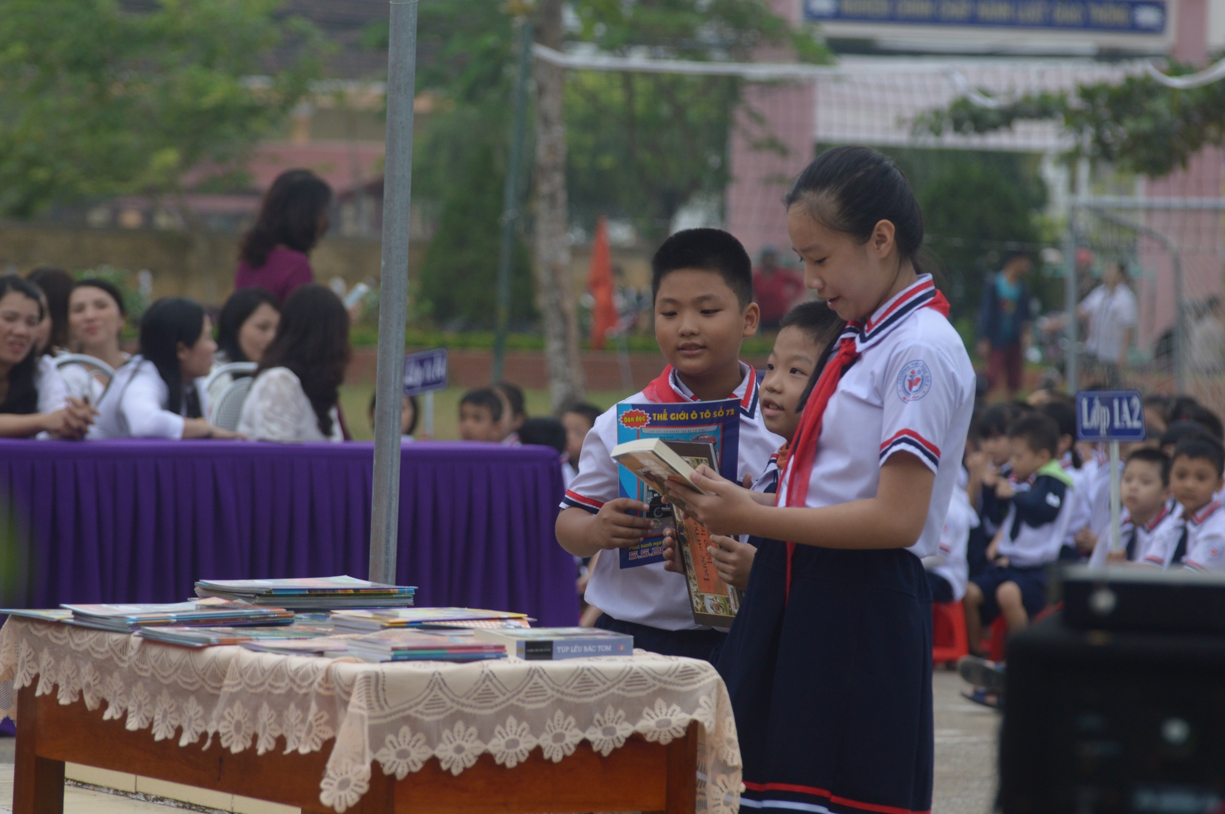 Hoi xuat ban Viet Nam tang hon 10.000 cuon sach va tap chi cho hoc sinh tieu hoc Quang Binh anh 3