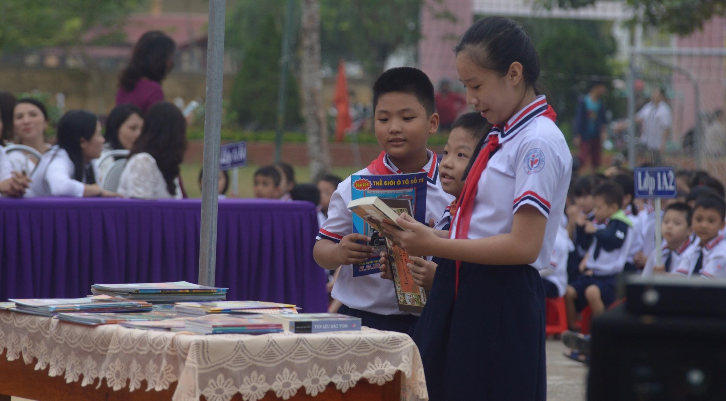 Hoi Xuat ban tang hoc sinh Quang Binh hon 10.000 cuon sach, tap chi hinh anh