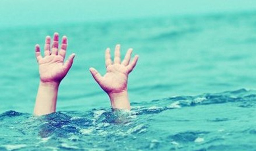 Hai nu sinh lop 7 duoi nuoc khi choi dua o dap xa lu hinh anh