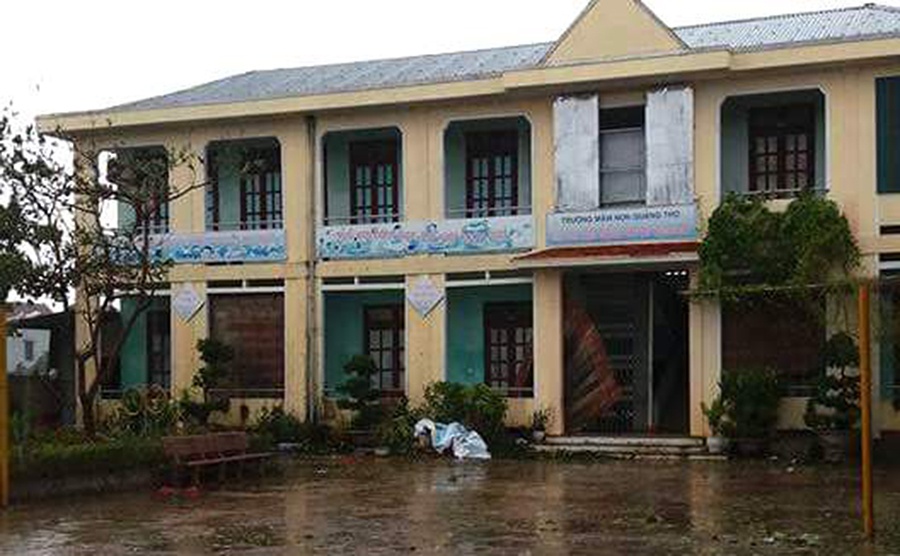 Dinh chi 2 co giao de be trai 2 tuoi ra khoi truong, duoi nuoc hinh anh