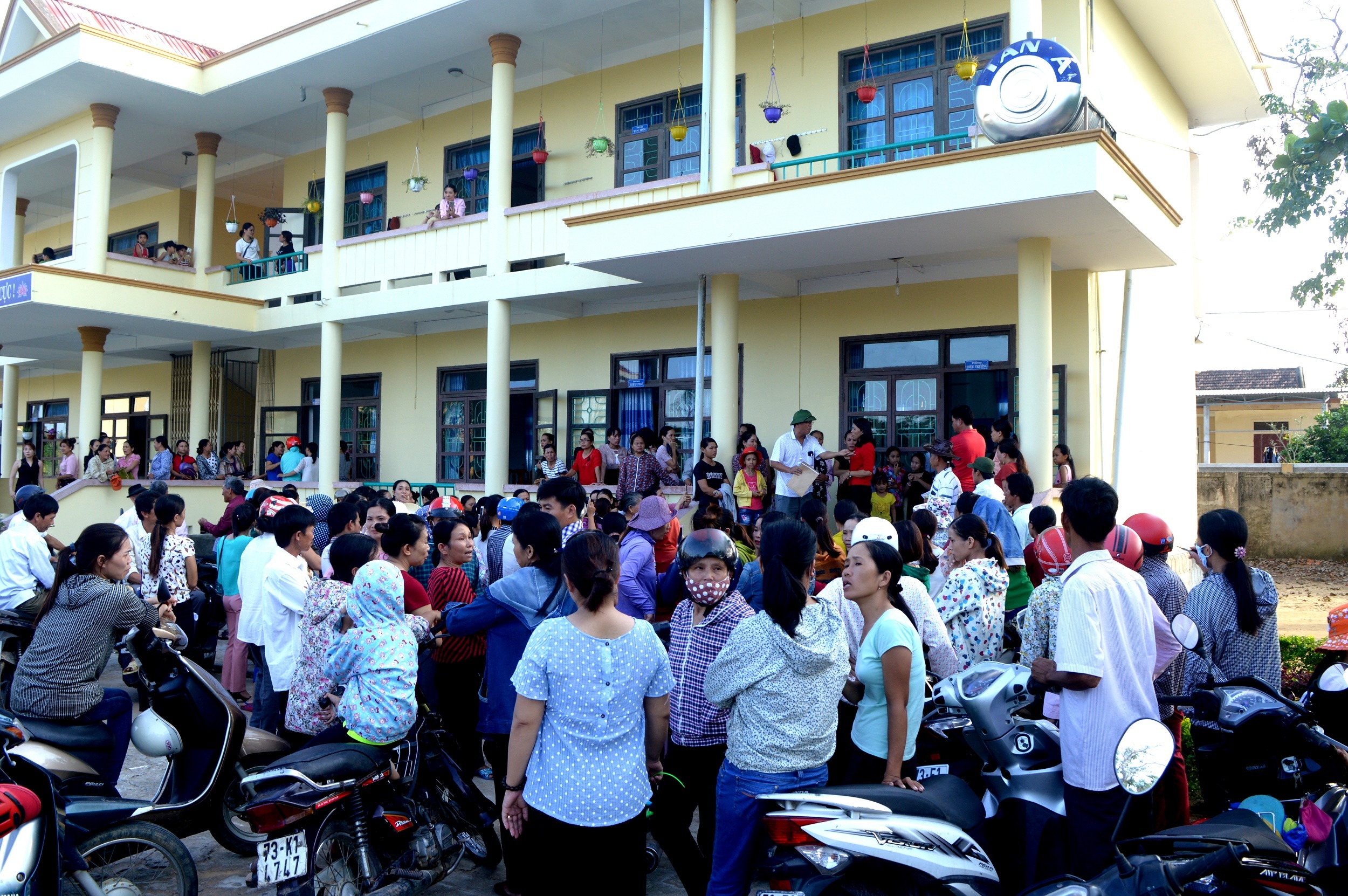 Bi thu tinh uy Quang Binh chi dao lam ro truong hoc lam thu anh 2