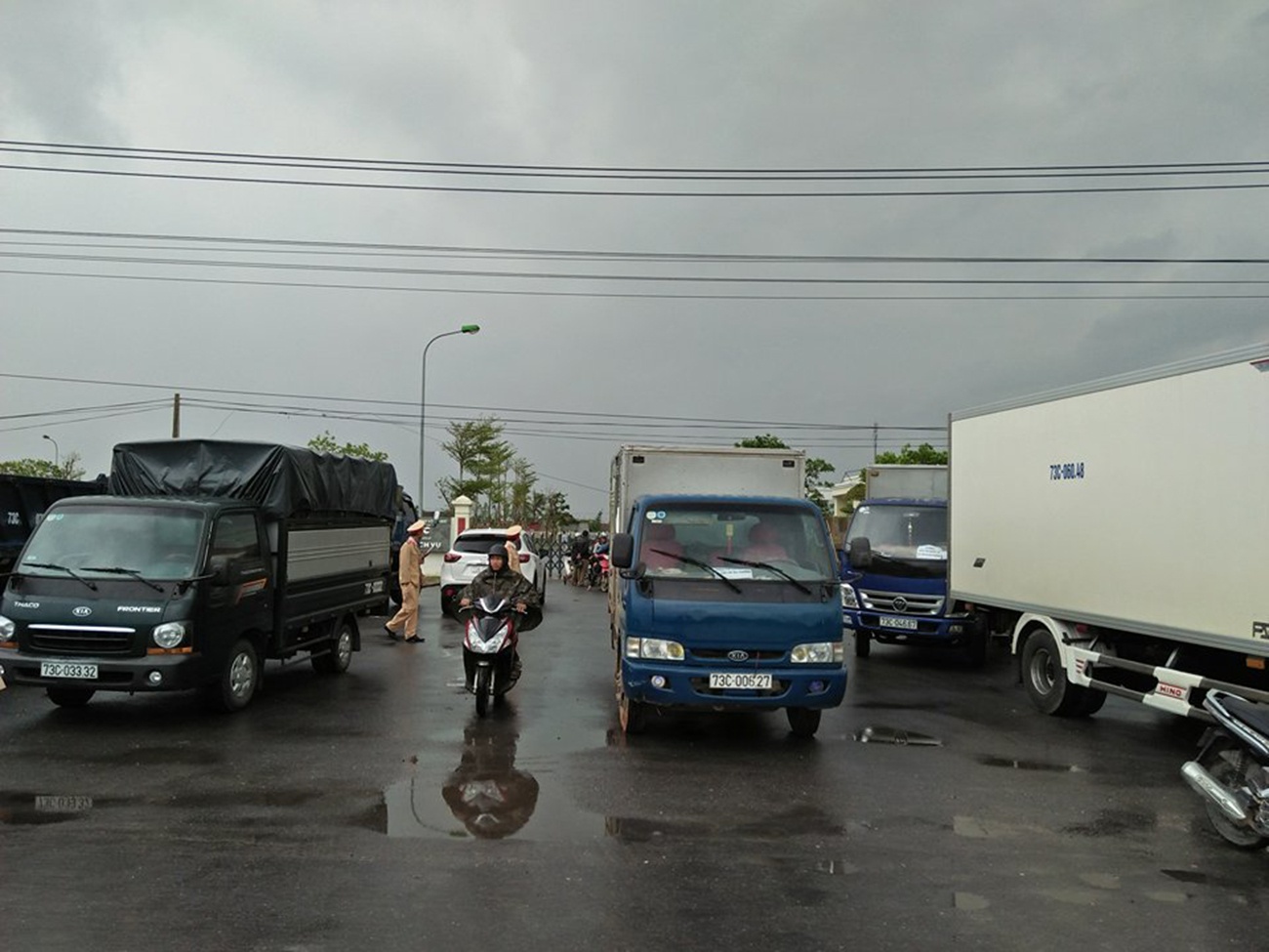 Quoc lo 1 qua Quang Binh tac cuc bo vi dan dem xe den vay tram thu phi hinh anh