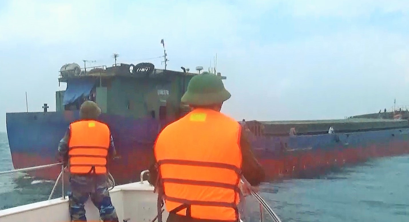 Cứu tàu hàng gặp nạn ngoài biển Quảng Bình ảnh 1 Cuu tau hang gap nan ngoai bien Quang Binh anh 1