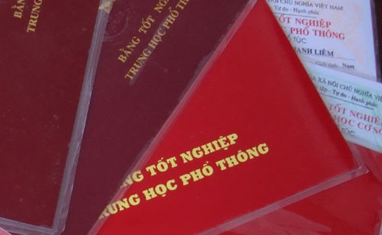 Nguoi phu nu 30 tuoi lam bang gia tot nghiep cho 12 can bo xa hinh anh