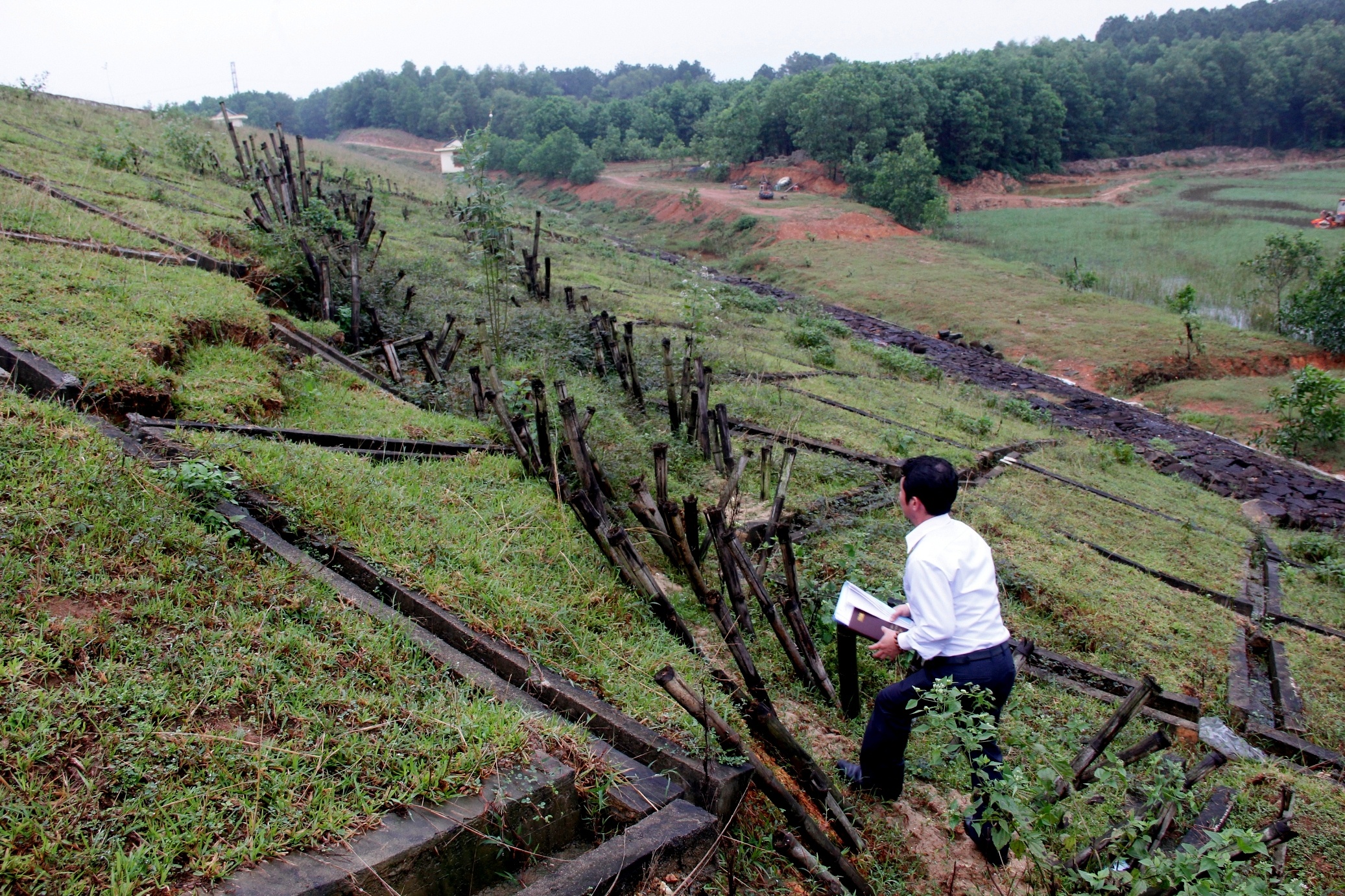 Dap nuoc duoc gia co tam thoi bang coc tre truoc nguy co vo hinh anh