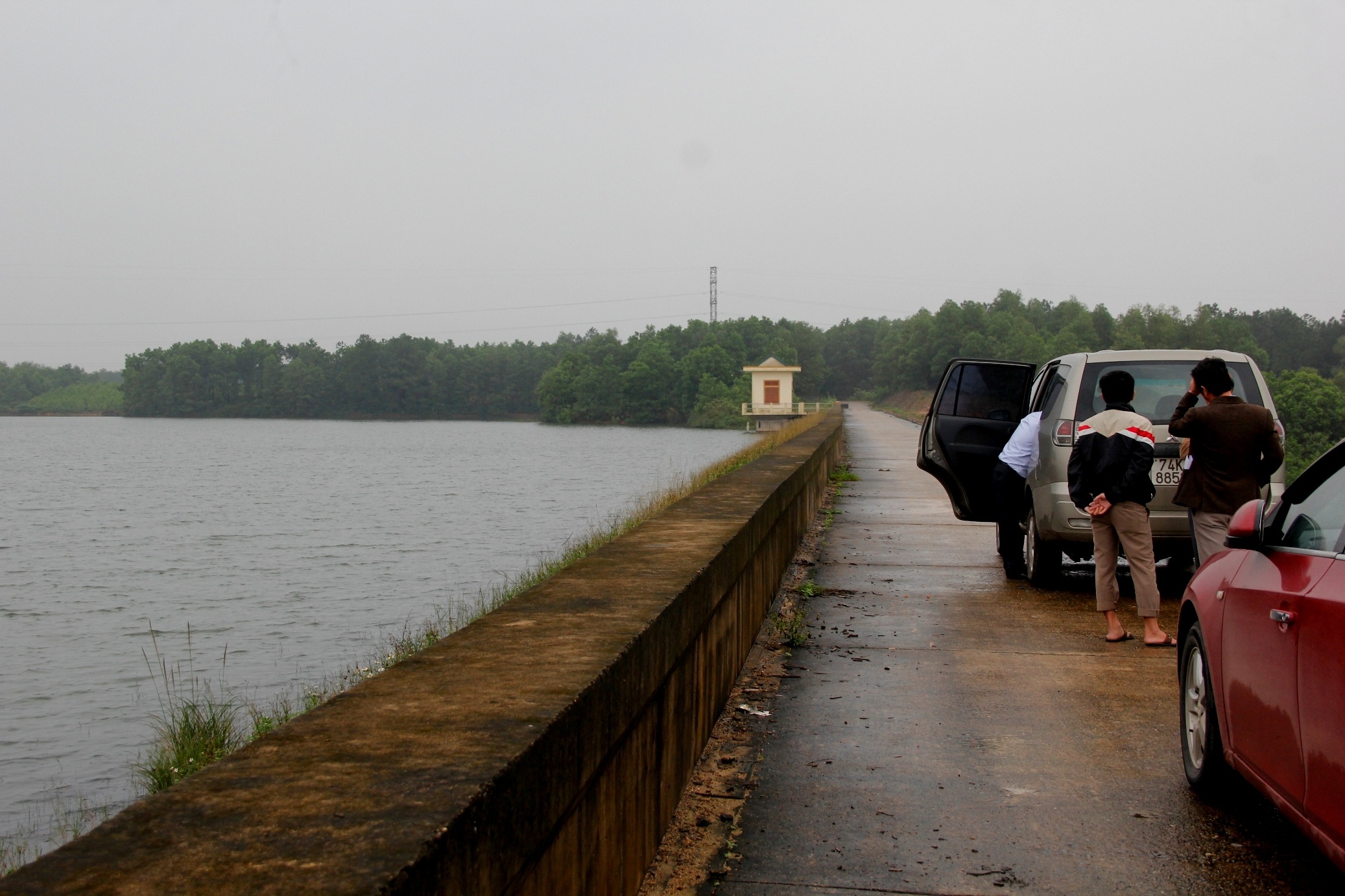 Dap nuoc nguy co vo duoc gia co bang coc tre anh 1