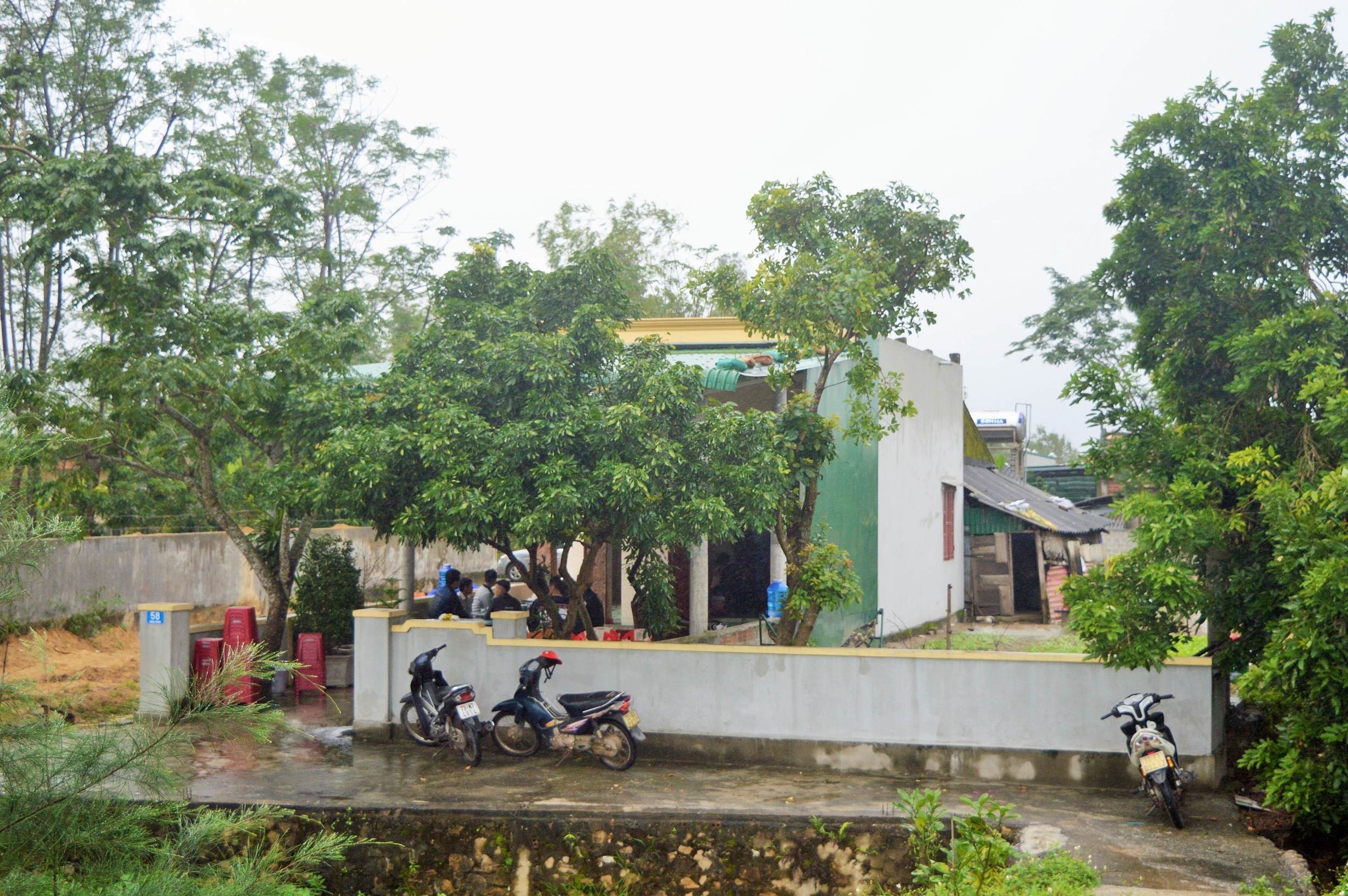 Con trai gap nan sau cuoc dien thoai goi ve cho bo o que nha anh 1