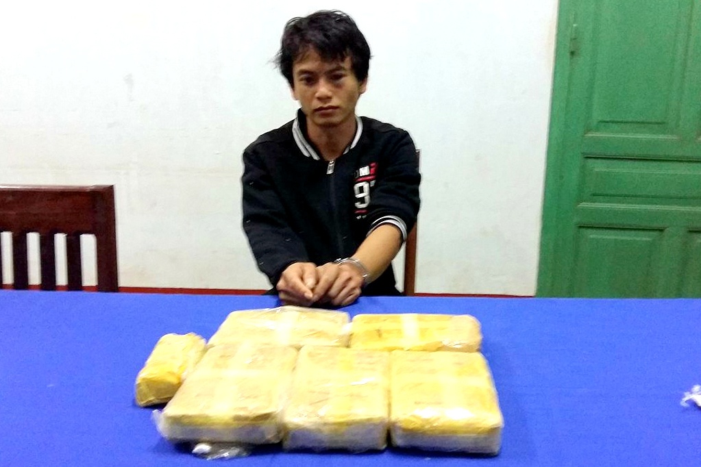 Bat thanh nien nguoi Lao van chuyen ma tuy anh 2