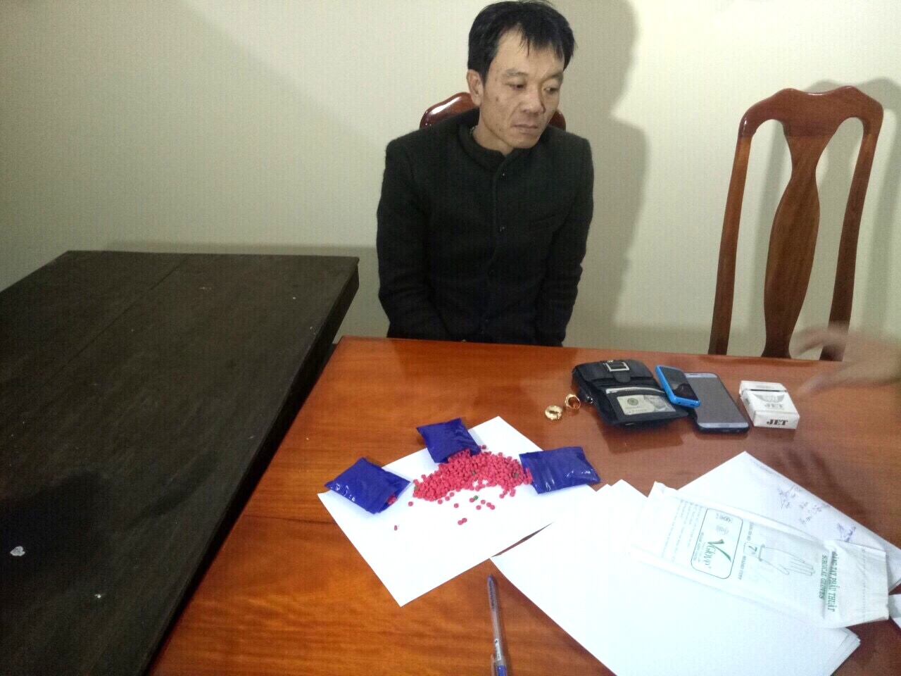 nguoi dan ong mang hon 600 vien hong phien lao xe vao canh sat anh 2