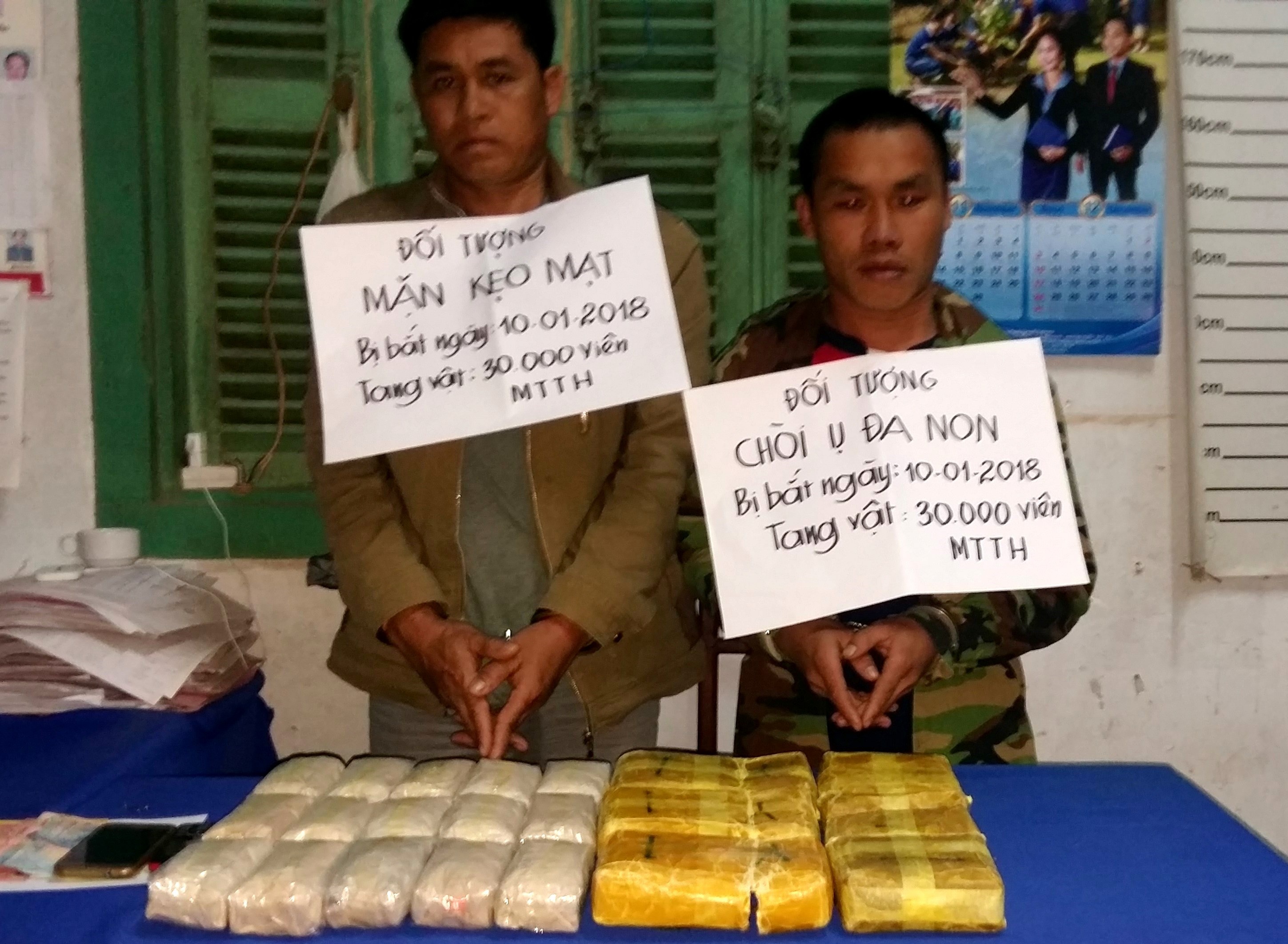 Bat 2 nguoi nuoc ngoai van chuyen 30.000 vien ma tuy tong hop hinh anh