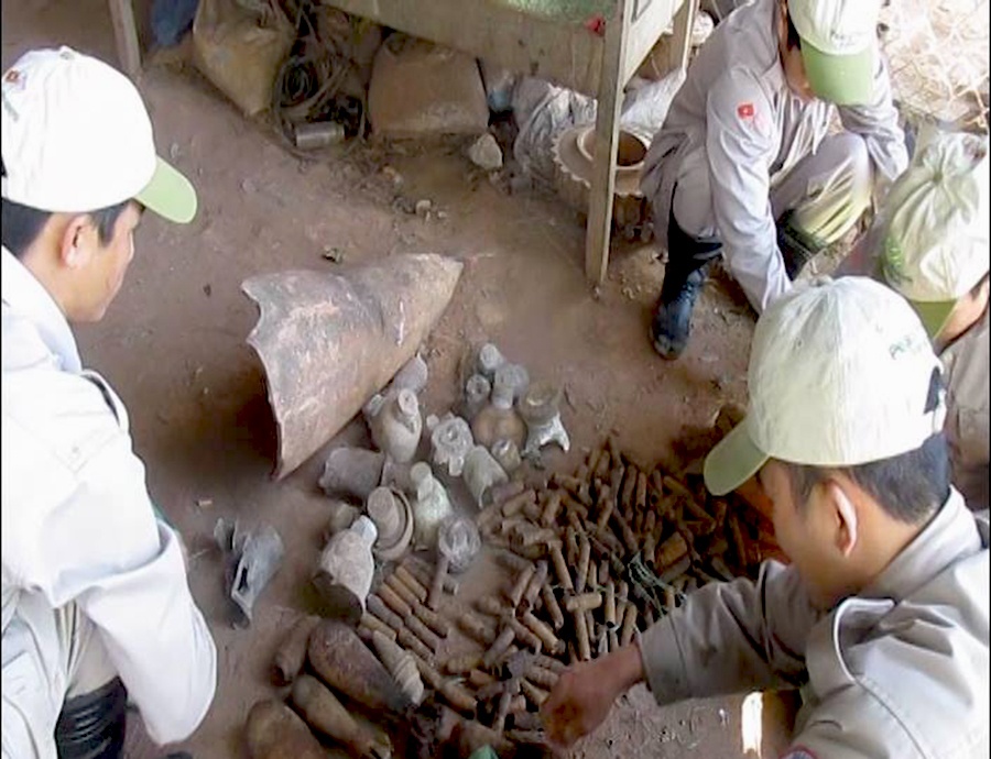 Chu phe lieu giao nop 260 dau dan phao va duoi bom hinh anh