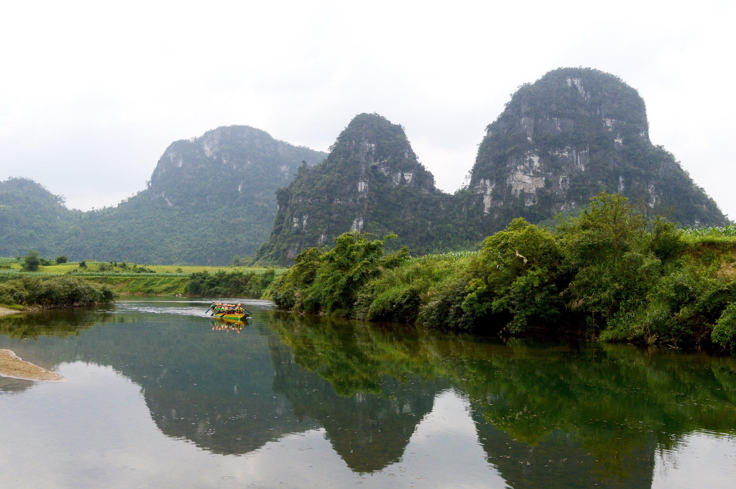 100 du khach thi cheo thuyen, chay bo xuyen hang dong o Quang Binh hinh anh