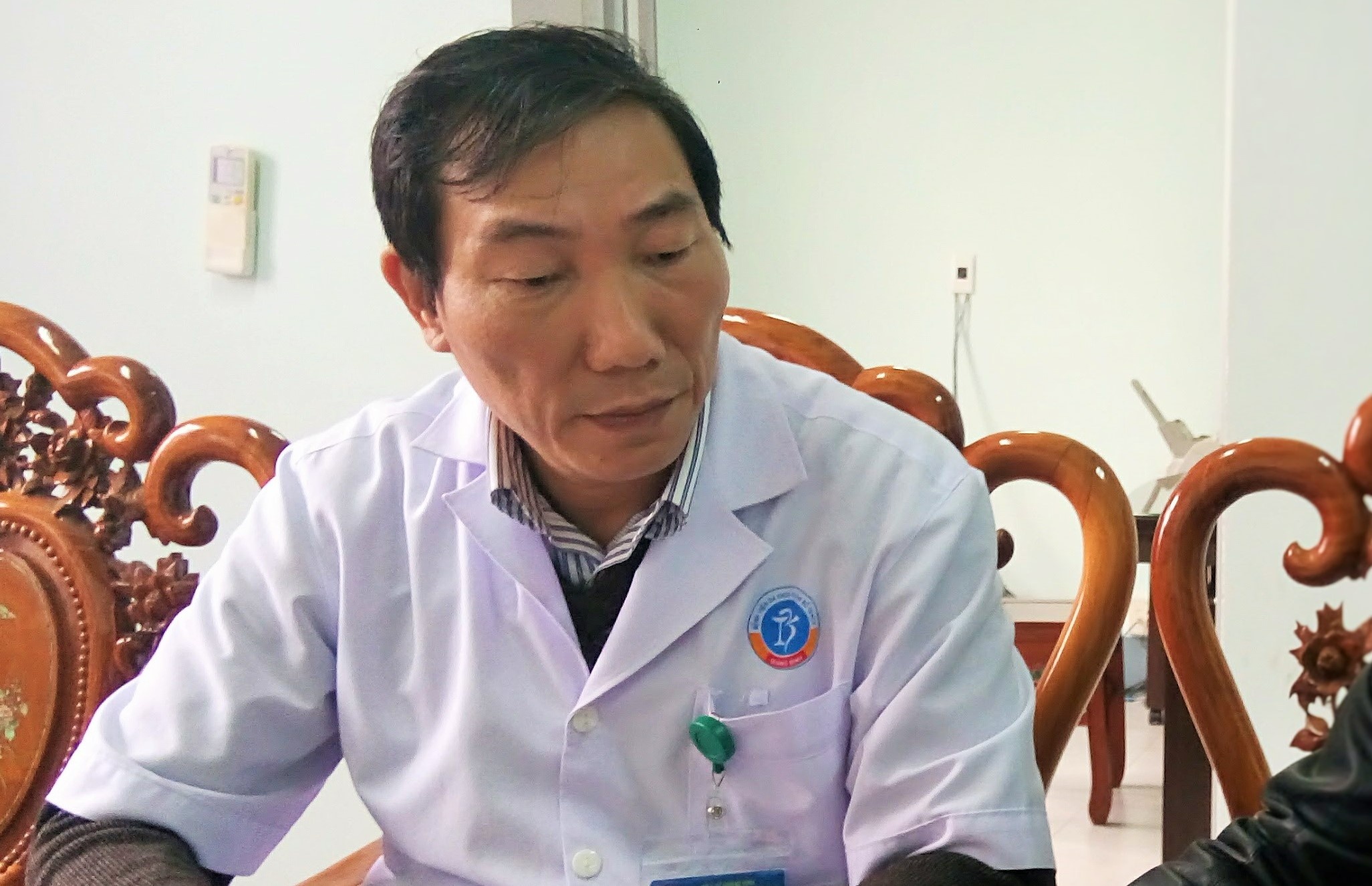 Nguyen giam doc benh vien huyen nop don thoi viec khi bi dieu chuyen hinh anh