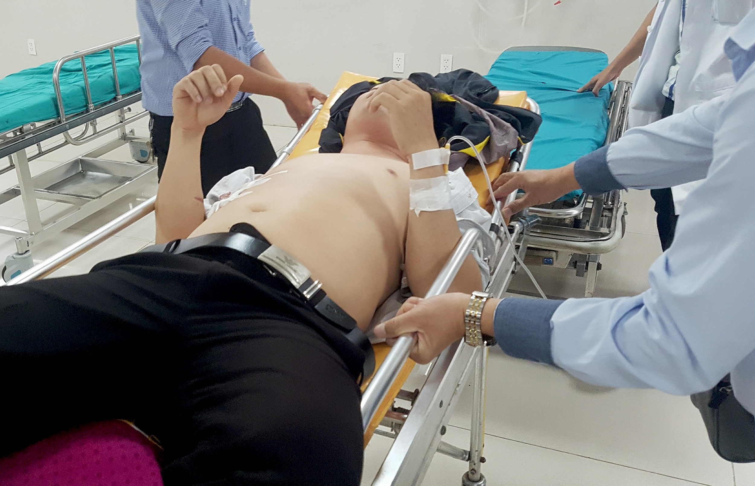 Học sinh đâm thầy giáo ảnh 1 Hoc sinh dam thay giao anh 1