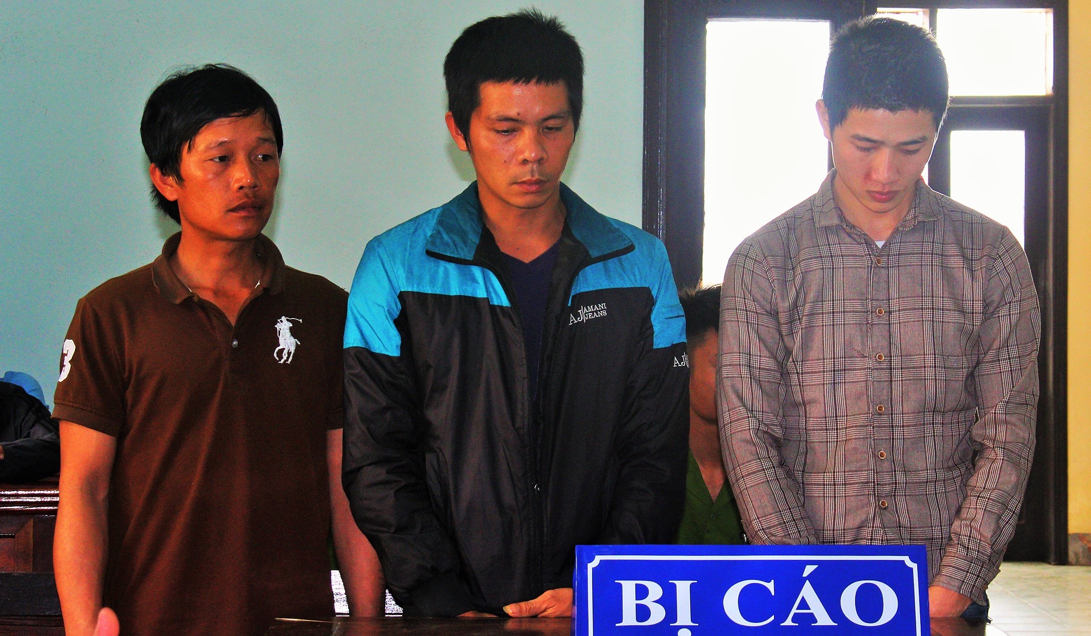 3 thanh niên đánh bác sĩ trước cửa phòng cấp cứu hầu tòa ảnh 1 3 thanh nien danh bac si truoc cua phong cap cuu hau toa anh 1
