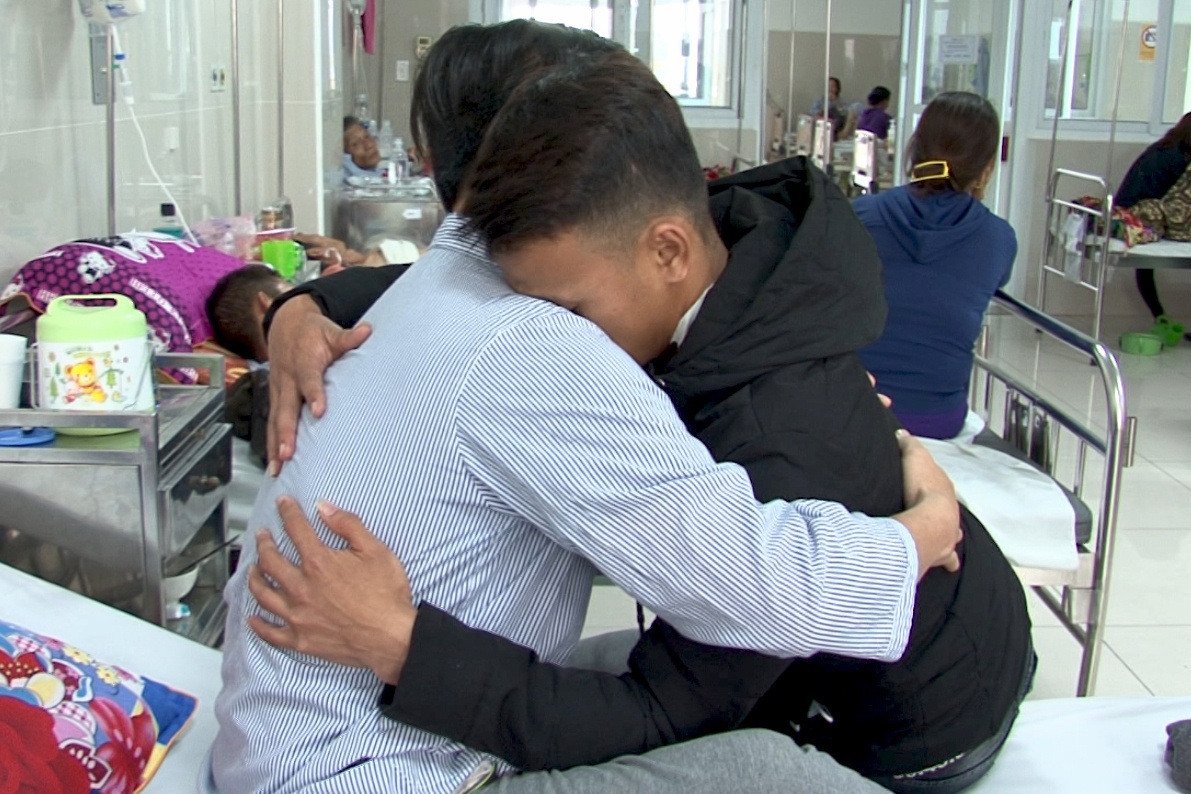 Nam sinh đâm thầy giáo ra đầu thú ảnh 2 Nam sinh dam thay giao ra dau thu anh 2