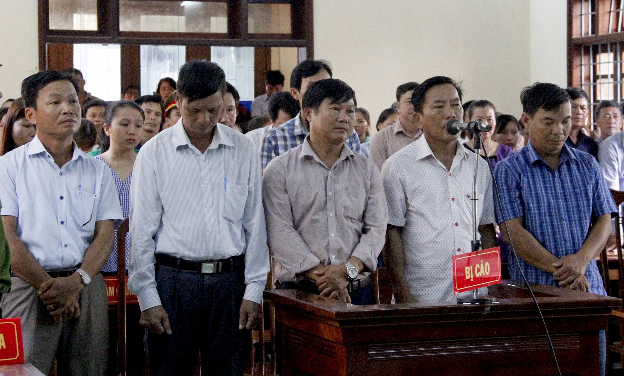 Ca loat can bo xa vuong lao ly vi lap ho so khong anh 1