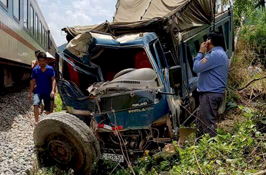 Xe tai bang qua duong sat bi tau tong bep dau, tai xe nguy kich hinh anh