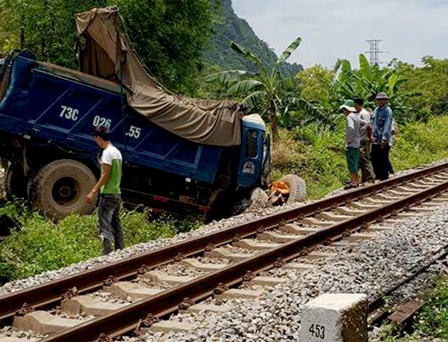 ôtô tải bị tàu thống nhất tông khi băng qua đường sắt ảnh 1 oto tai bi tau thong nhat tong khi bang qua duong sat anh 1