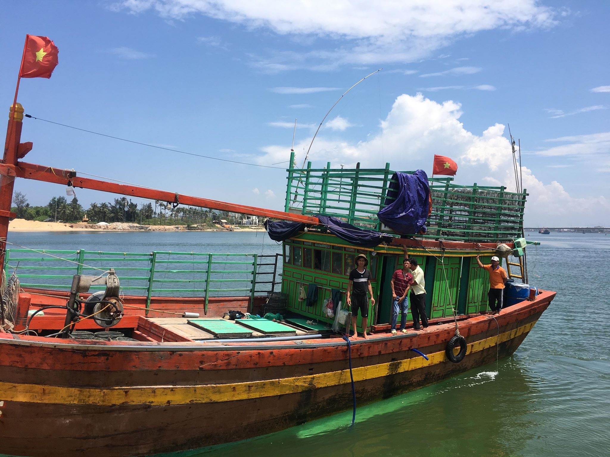 Bi luoi vuong vao chan khi bat cua, ngu dan thiet mang hinh anh