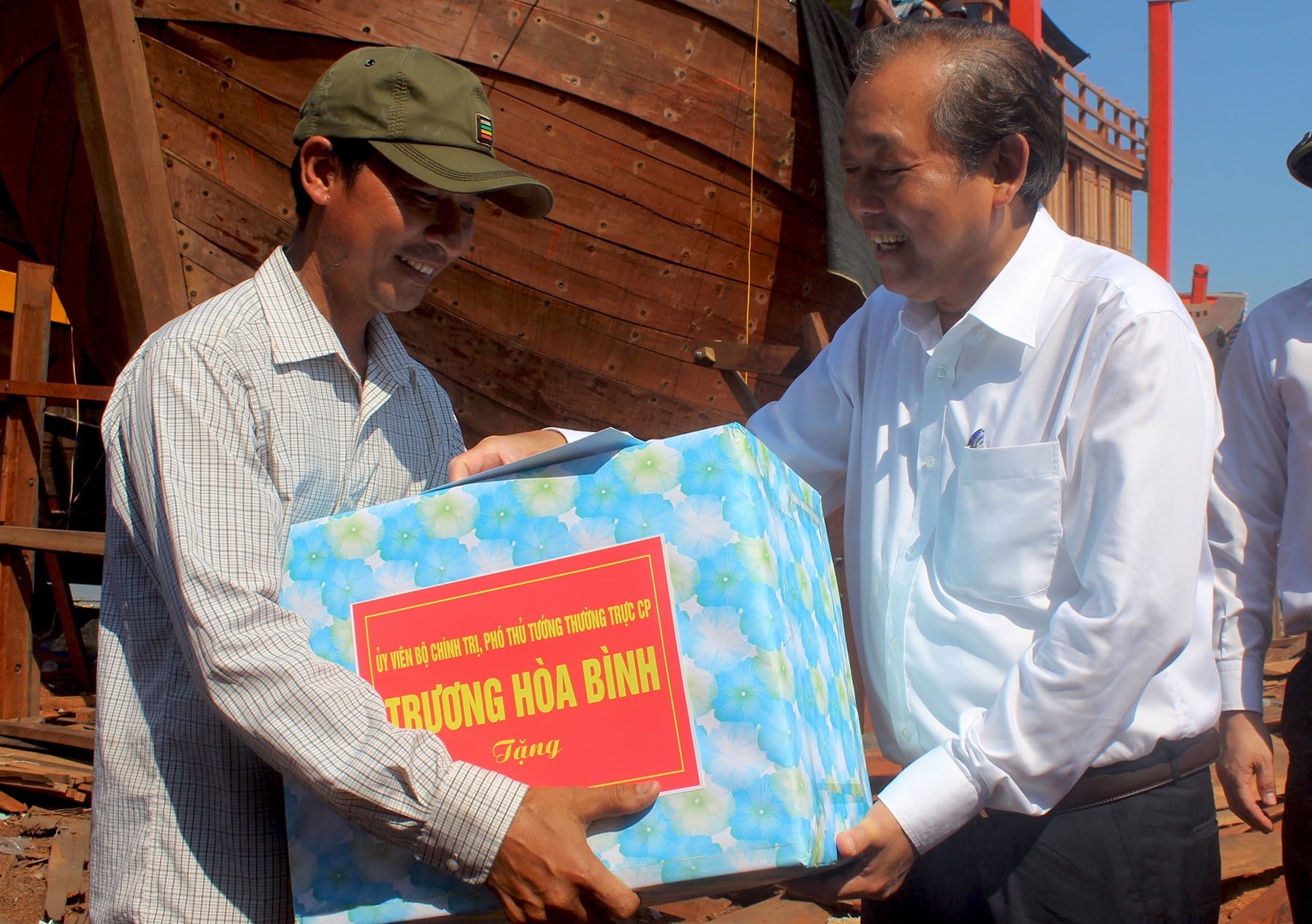 Pho thu tuong Truong Hoa Binh tham va tang qua cho ngu dan Quang Binh hinh anh