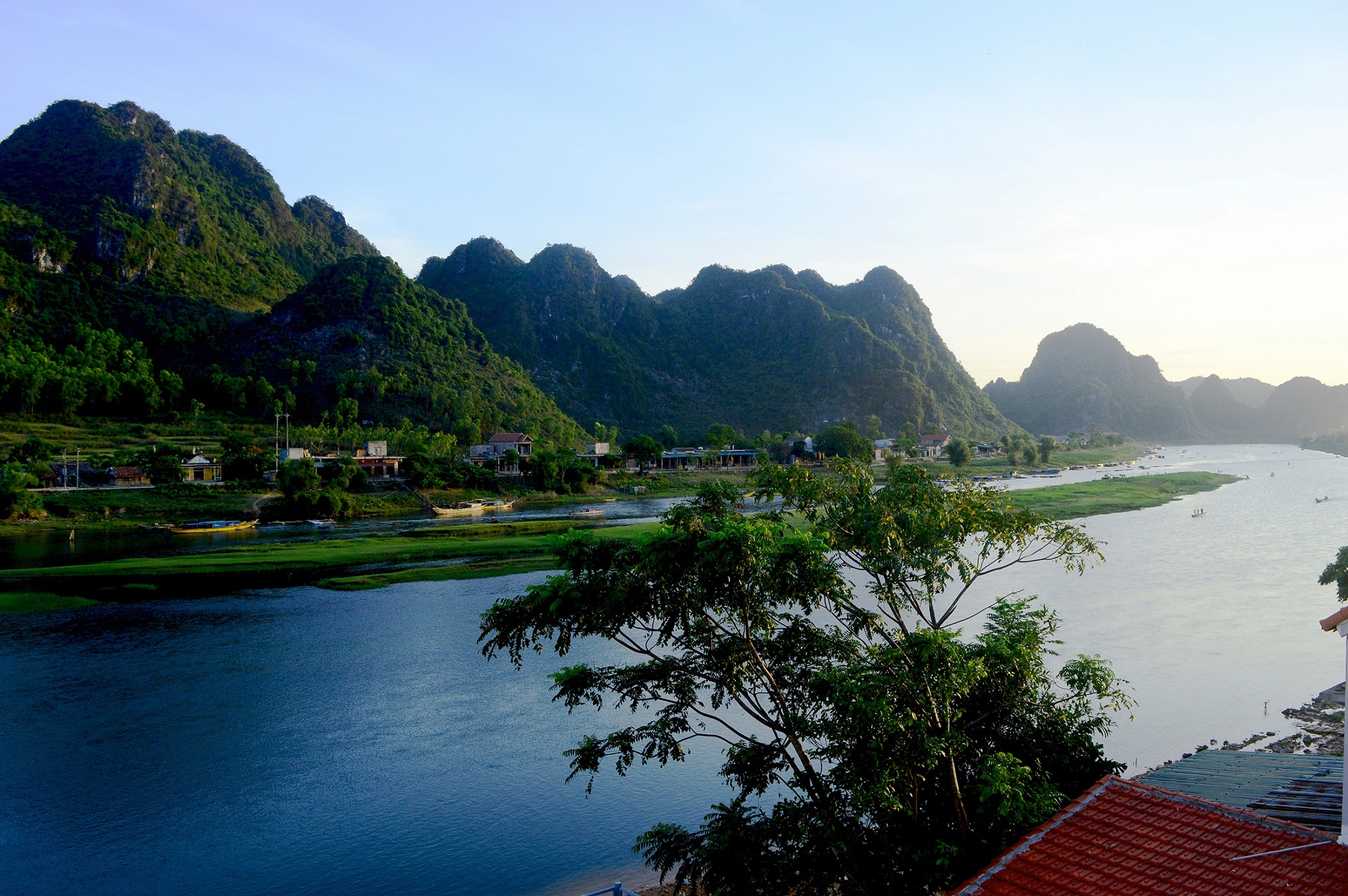 2 thuyen du lich bi lat do loc xoay, mot du khach tu nan hinh anh