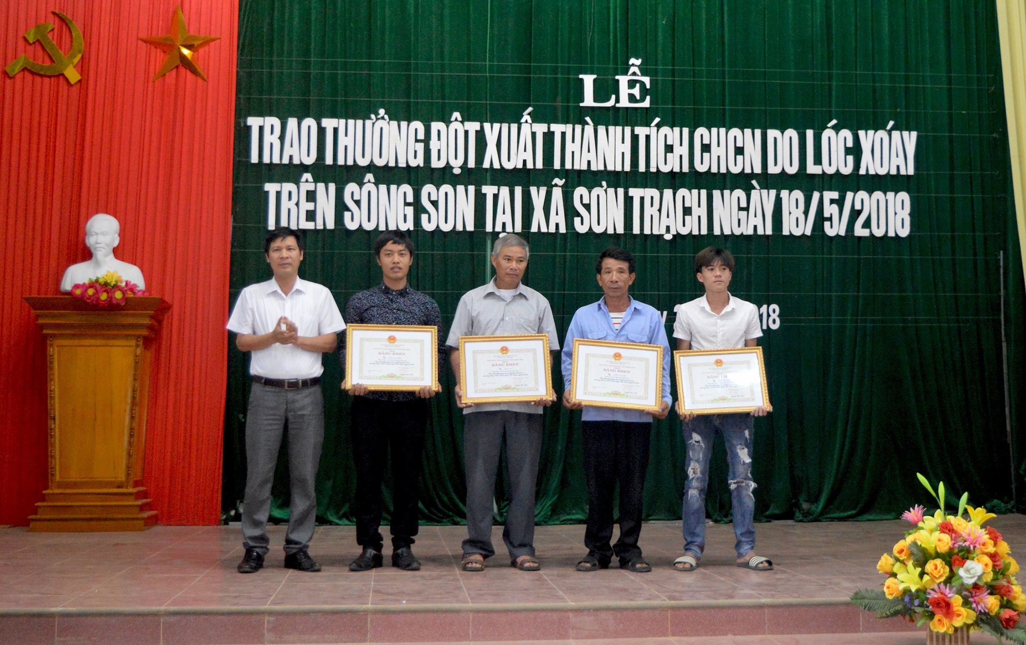 Khen thưởng 4 người dũng cảm cứu 21 du khách bị lật thuyền ảnh 1 Khen thuong 4 nguoi dung cam cuu 21 du khach bi lat thuyen anh 1