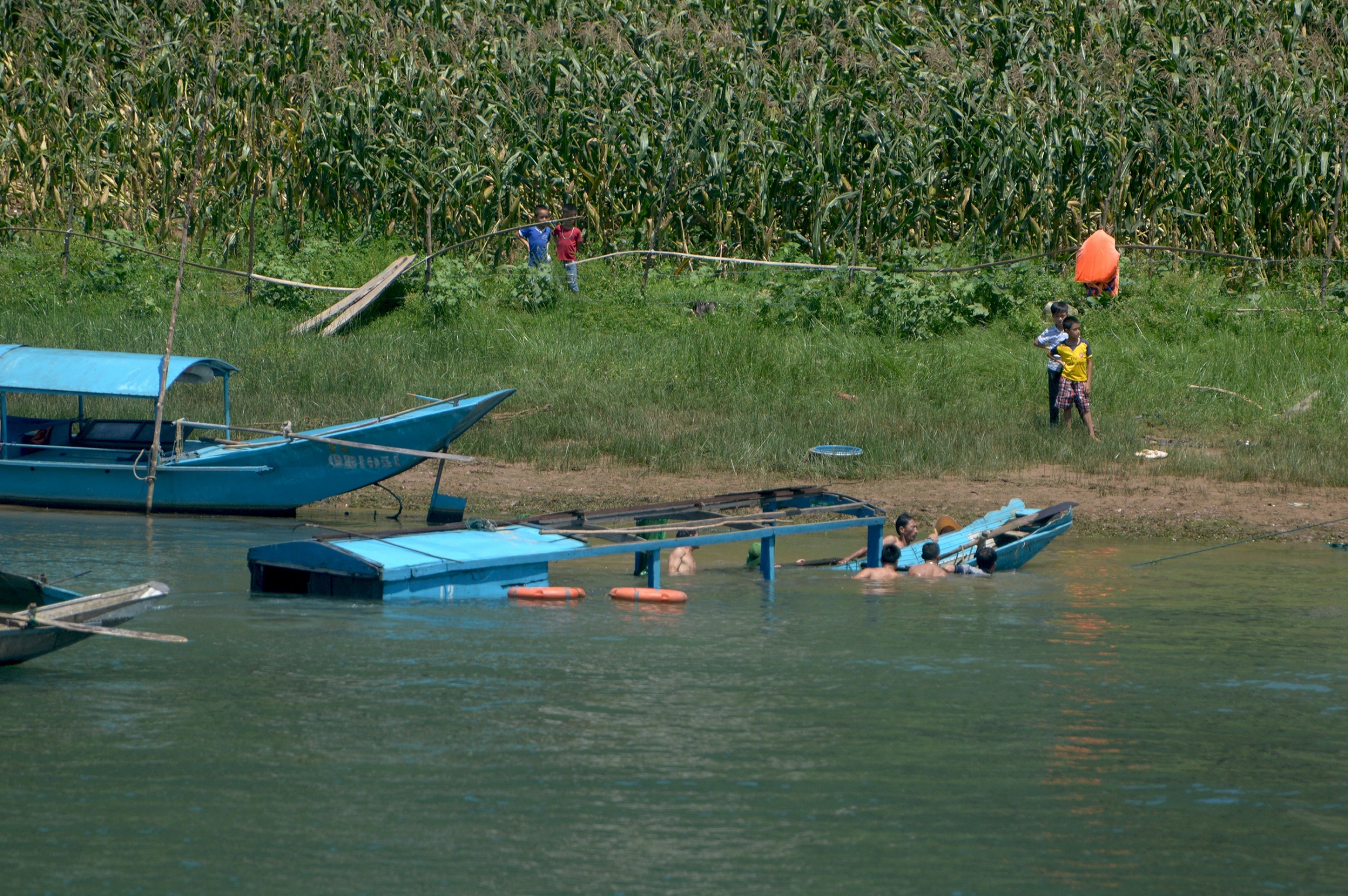 Khen thuong 4 nguoi dung cam cuu du khach bi lat thuyen hinh anh