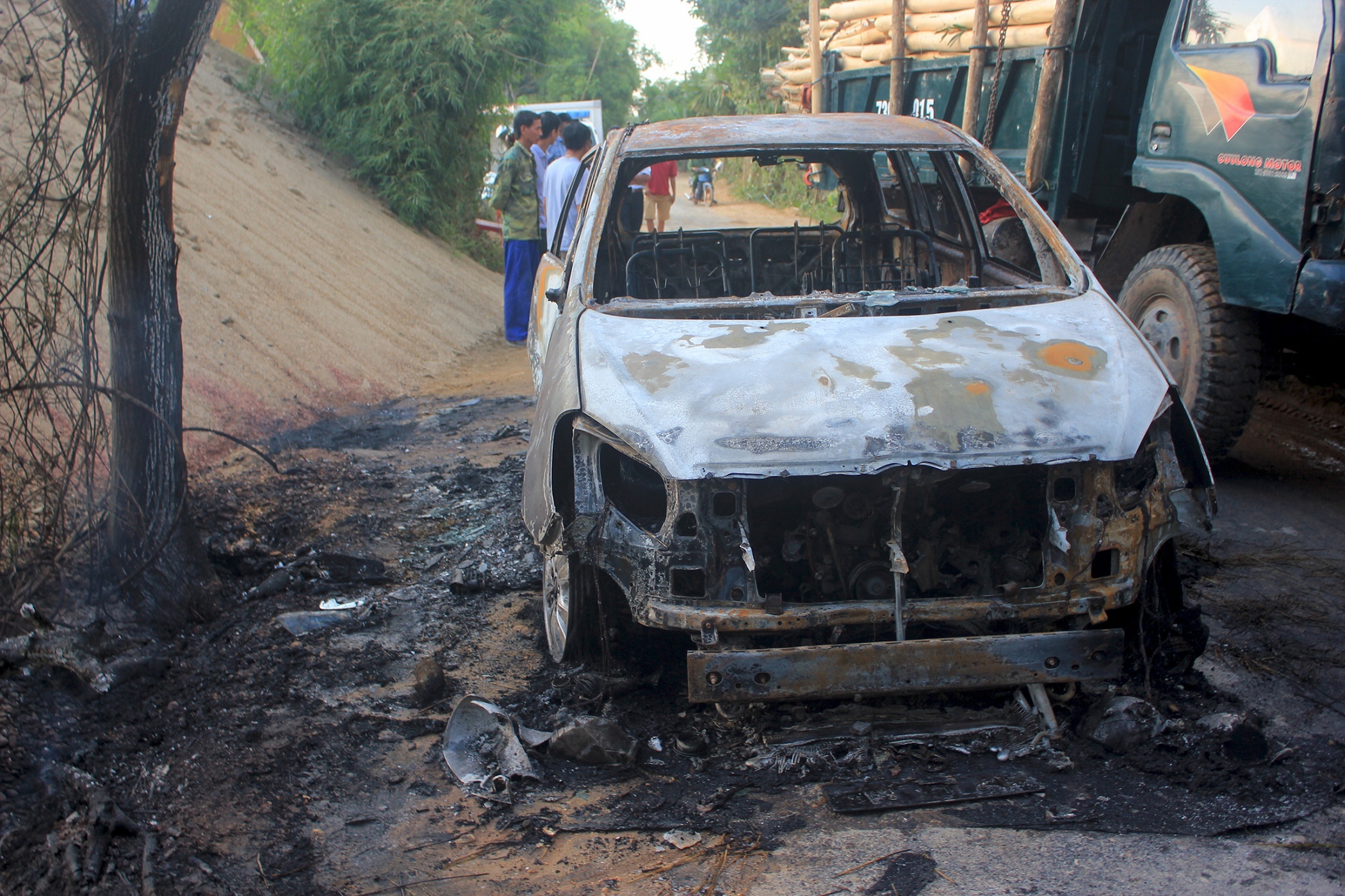 Innova chay rui khi dang chay tren duong, 8 nguoi thoat chet hinh anh