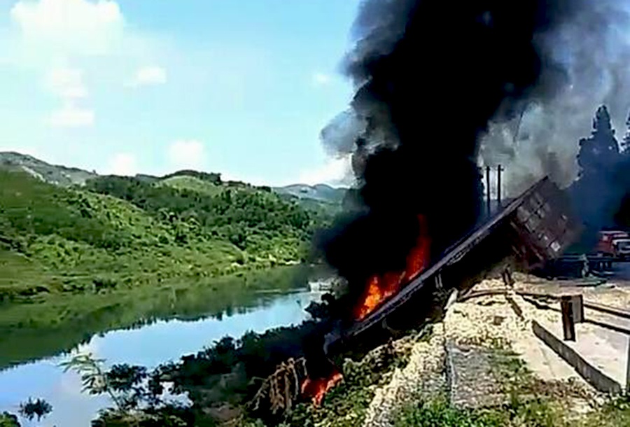 Container lật xuống vực rồi bốc cháy trên đường lên cửa khẩu ảnh 1 Container lat xuong vuc roi boc chay tren duong len cua khau anh 1