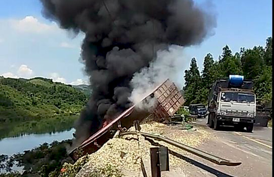 Tai xe thoat chet khi xe dau keo lao xuong bo song, boc chay hinh anh