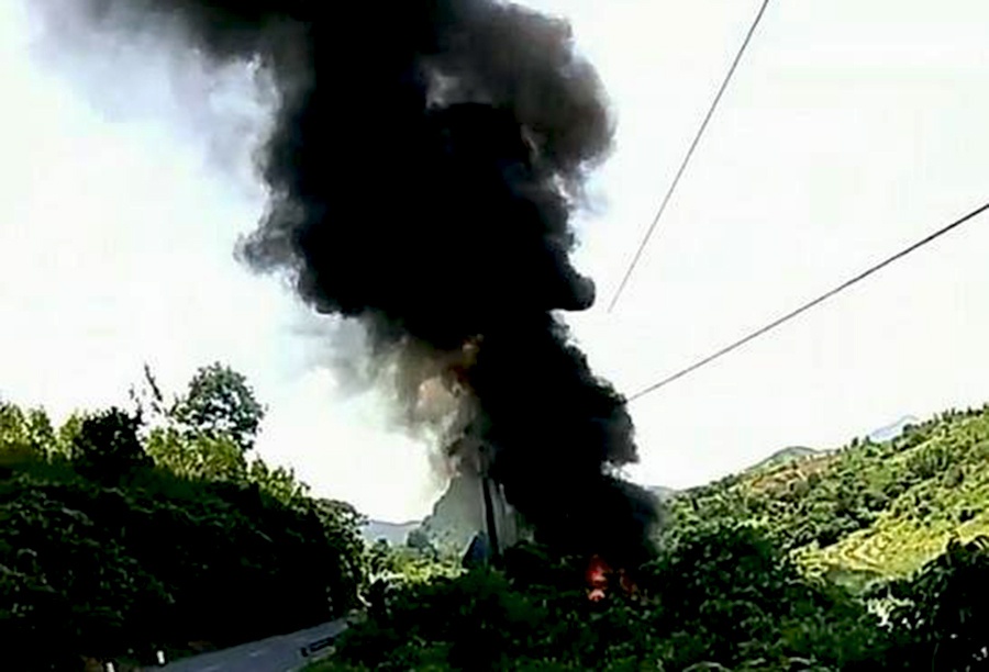 Container lật xuống vực rồi bốc cháy trên đường lên cửa khẩu ảnh 2 Container lat xuong vuc roi boc chay tren duong len cua khau anh 2