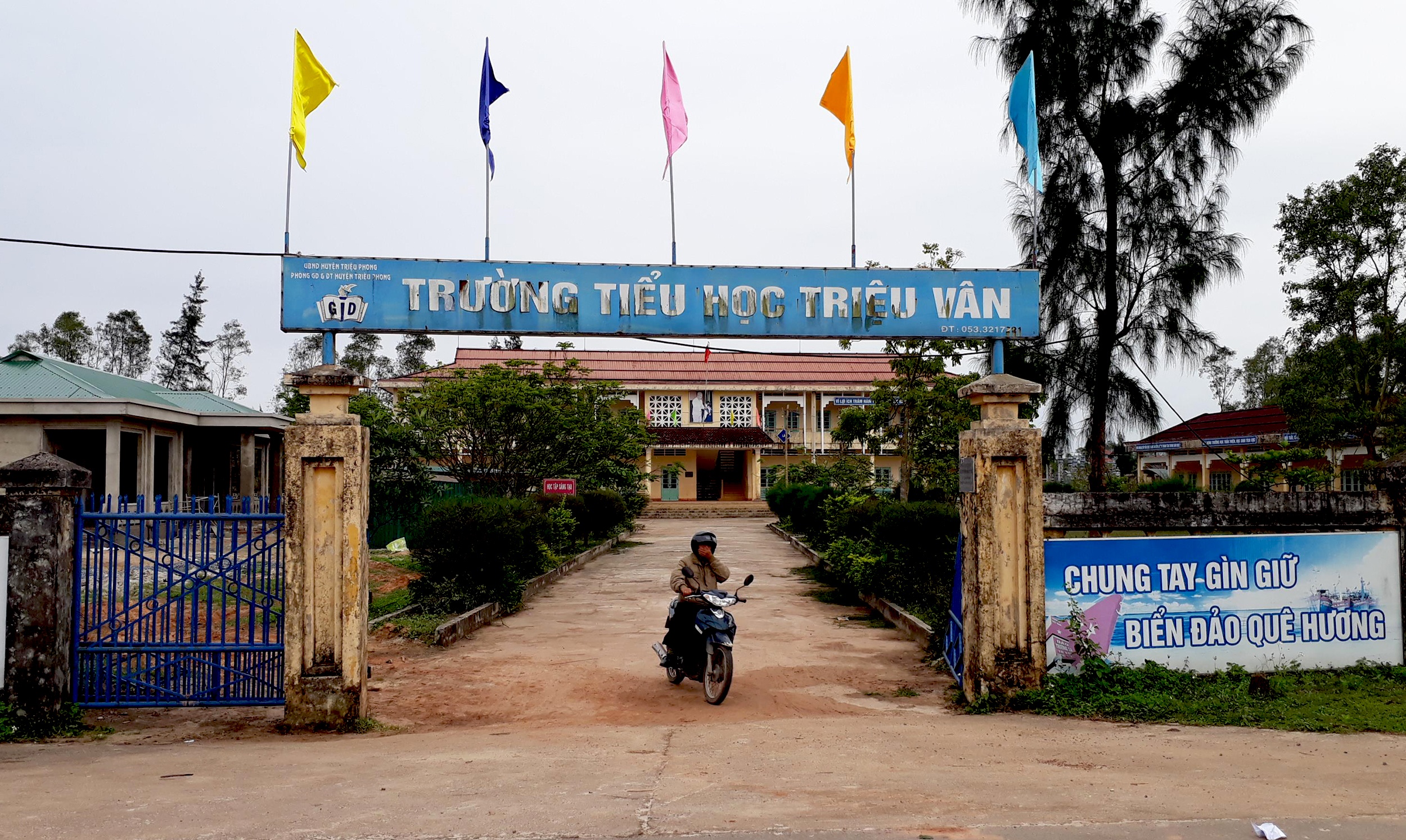 Cach chuc hieu truong lam gia quyet dinh luong cho giao vien hinh anh