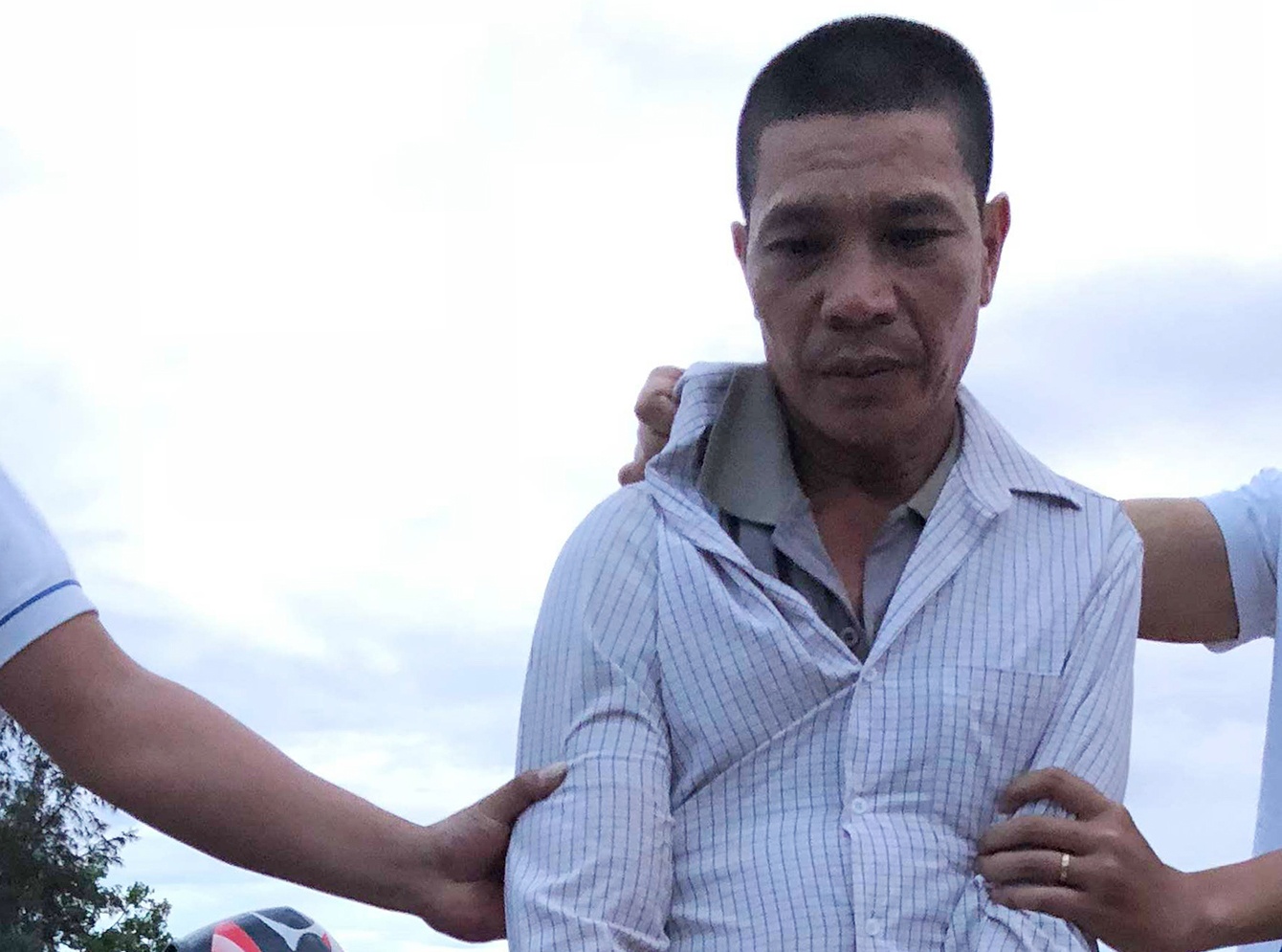 Nguoi dan ong van chuyen gan 50 kg thuoc bom luc rang sang hinh anh