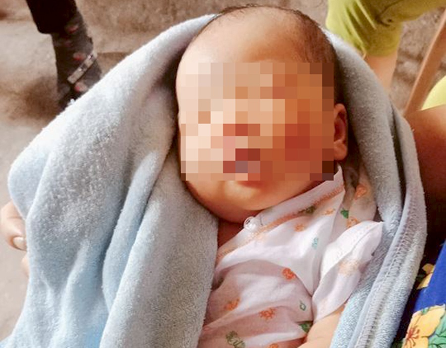 Be gai so sinh 10 ngay tuoi bi bo roi giua cau hinh anh