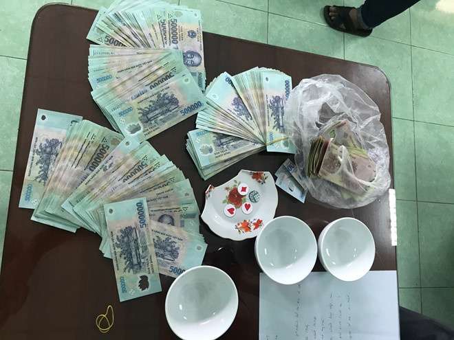 Can bo dia chinh xa bi bat qua tang khi dang choi xoc dia hinh anh