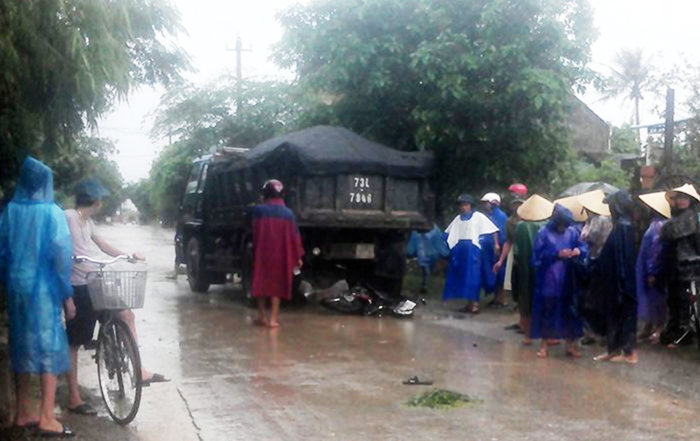 Oto cho dat cuon co gai 18 tuoi cung xe may vao gam hinh anh