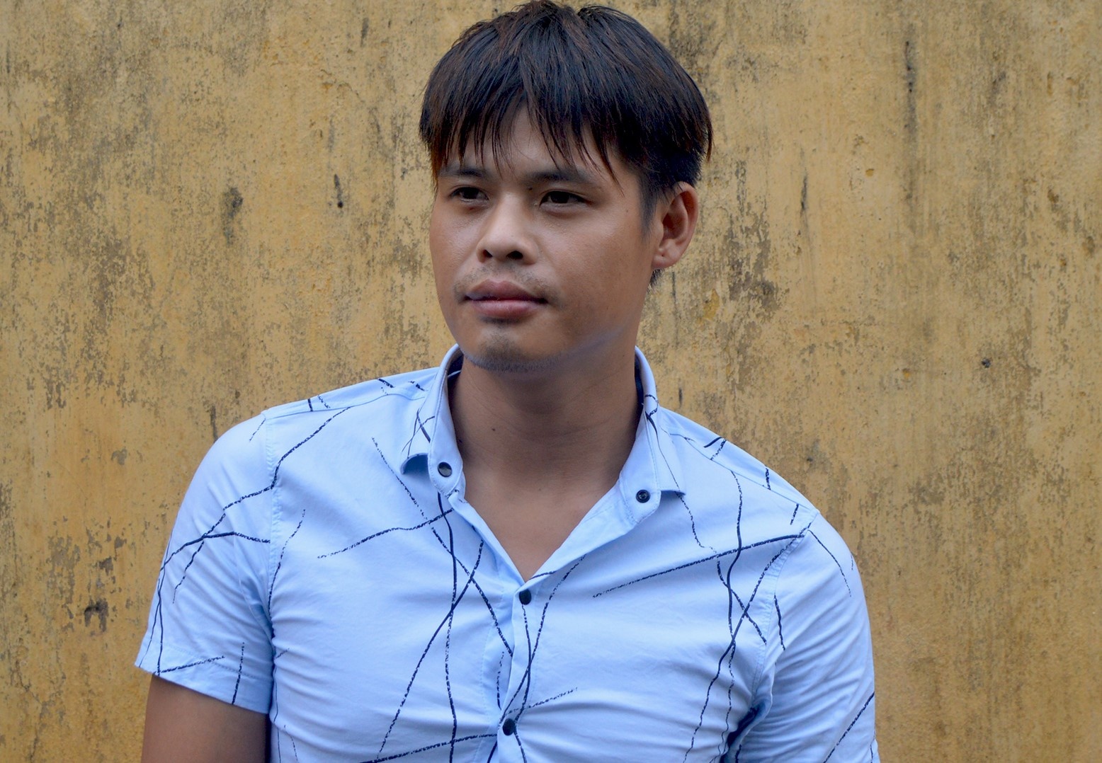 3 nguoi dan truy duoi, khong che duoc ten trom hinh anh