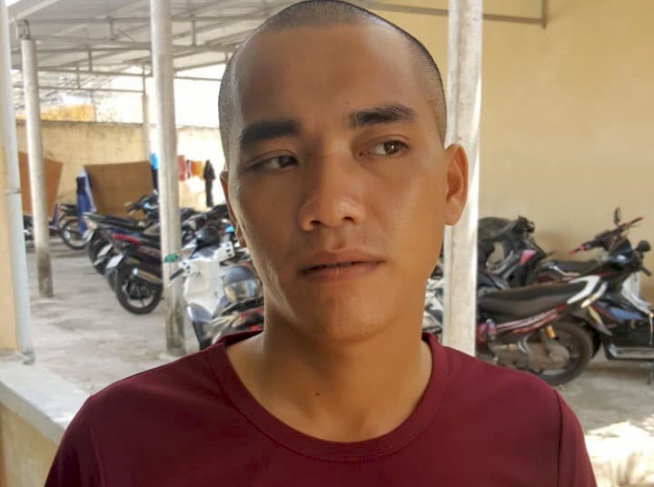 Nam thanh nien gia nha su, vao nha dan ban nhang roi trom dien thoai hinh anh