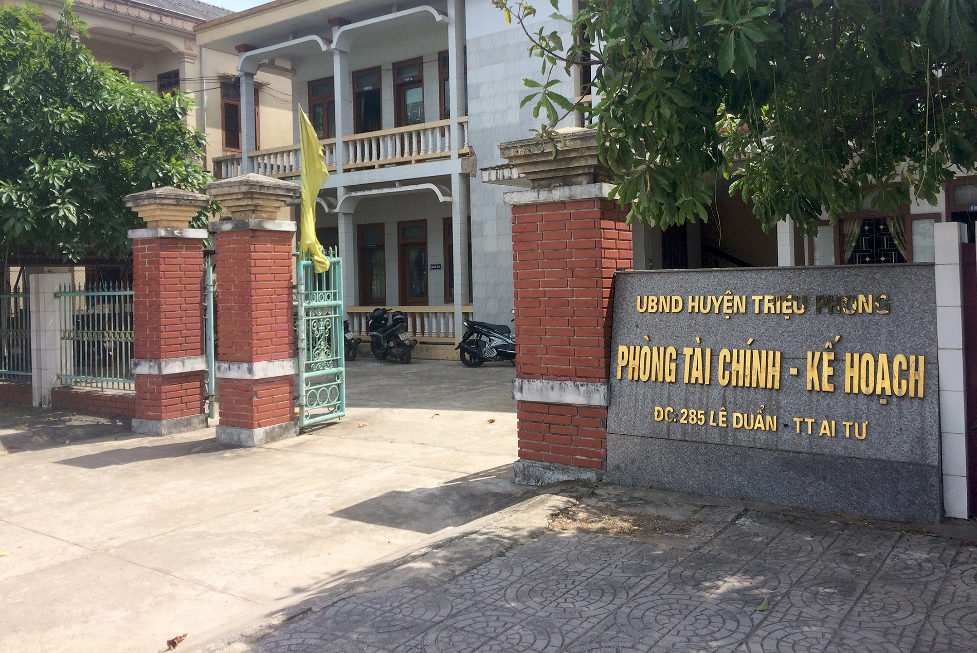 Khai tru Dang can bo quay roi tinh duc nu dong nghiep hinh anh