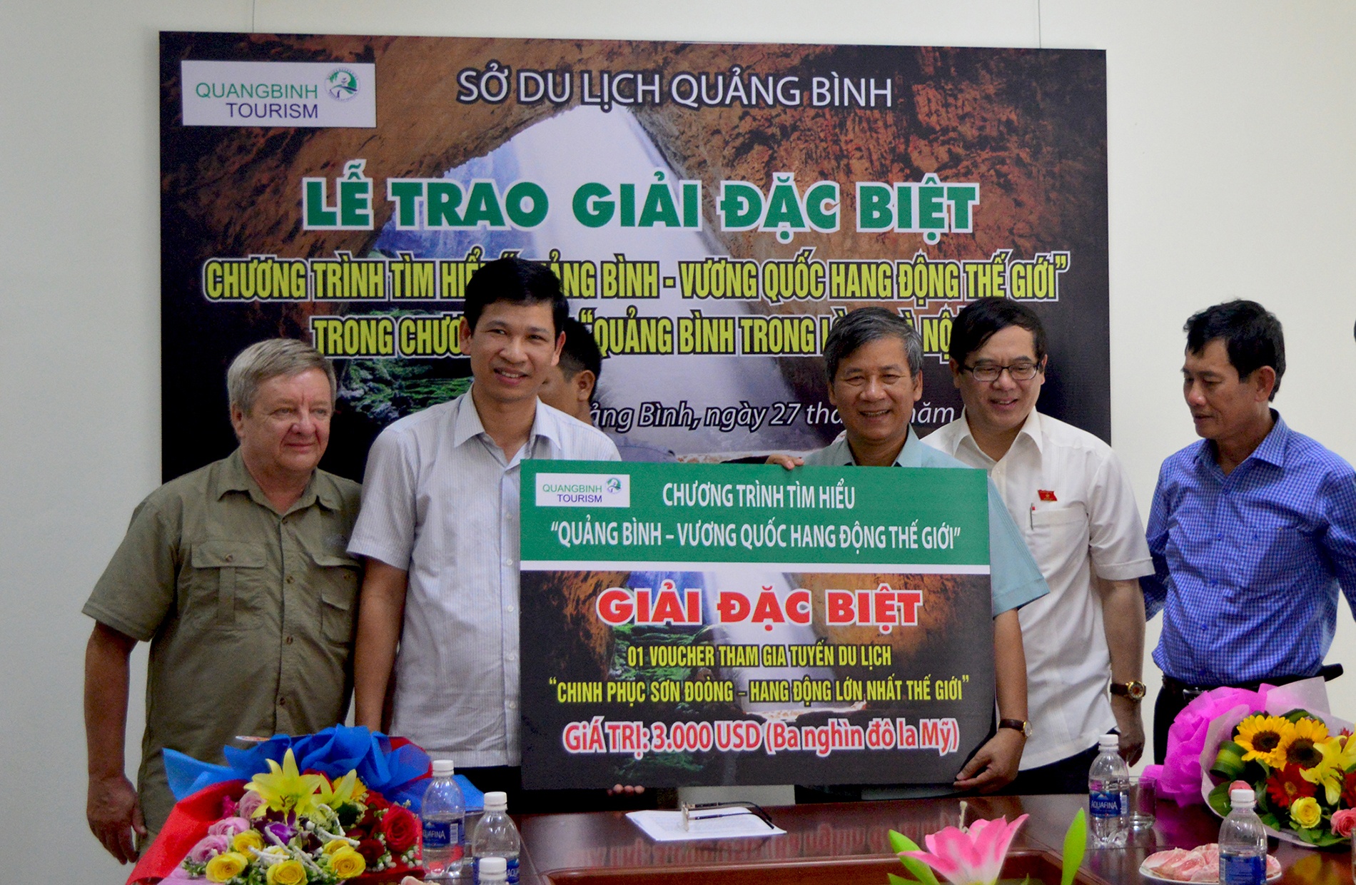 Giáo sư 60 tuổi giành vé khám phá hang Sơn Đoòng ảnh 2 Giao su 60 tuoi gianh ve kham pha hang Son Doong anh 2