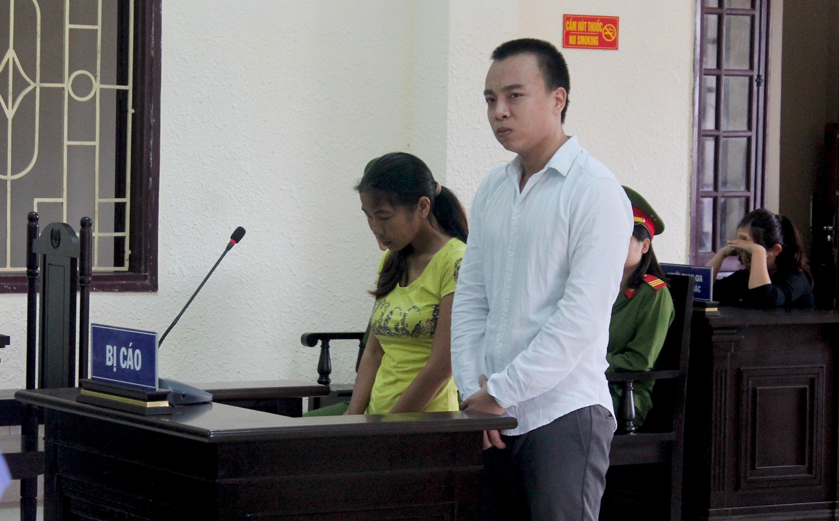 'Nu quai' lam gia bang tot nghiep va hoc ba cho 13 can bo xa hinh anh