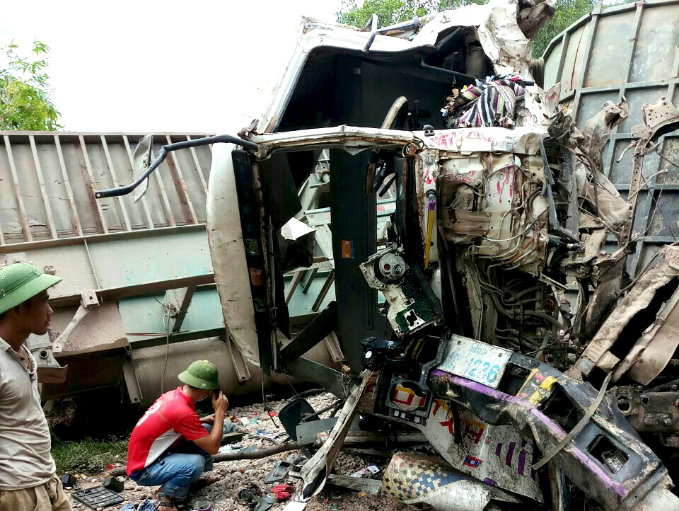 Hai vu tong xe cung mot cho, duong len cua khau un tac hinh anh