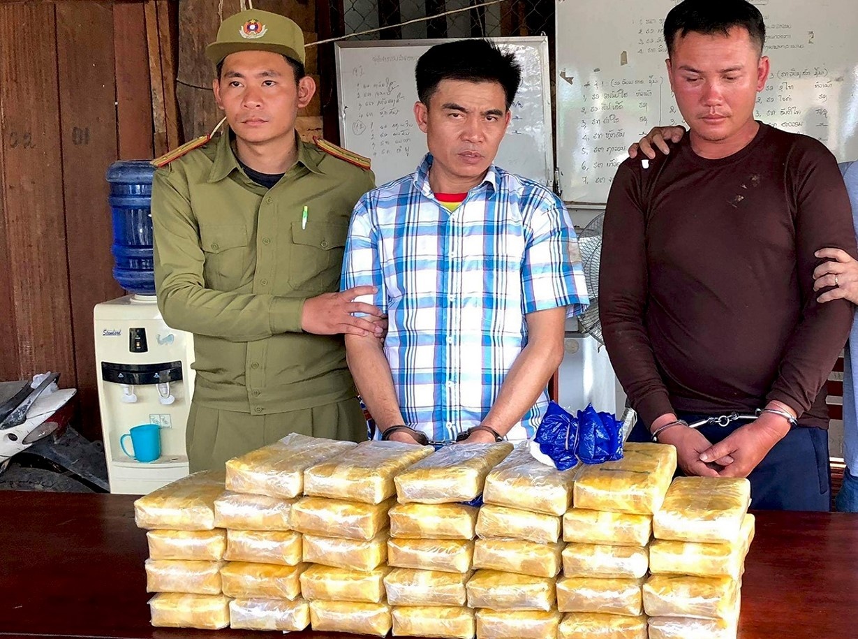 Hai nguoi Lao van chuyen 200.000 vien ma tuy sang Viet Nam hinh anh