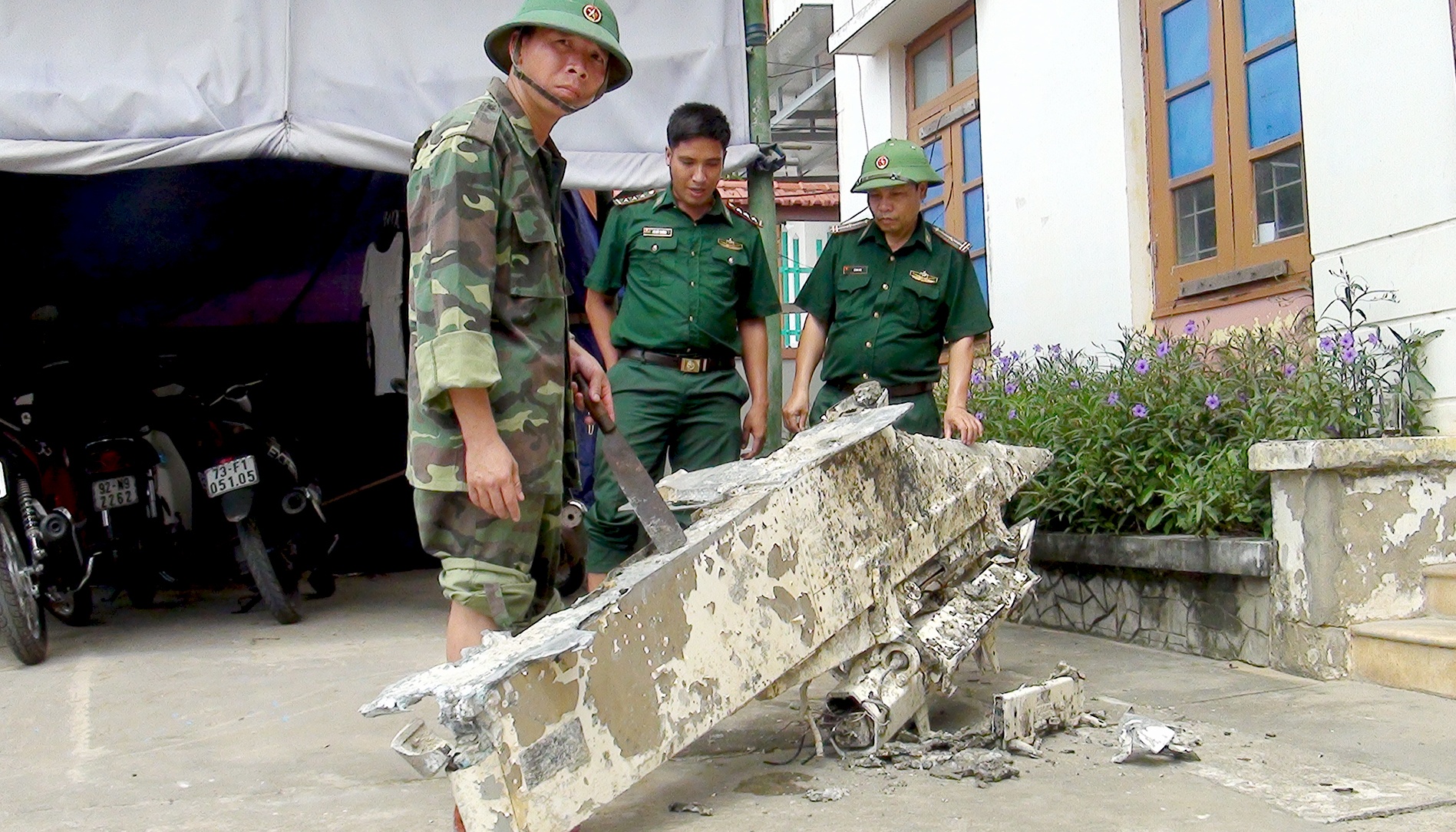 Ngu dan keo duoc vat the nghi cua may bay roi hinh anh
